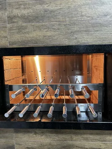 DuraGrill instalada: duas fileiras de espetos rotativos em Inox 304, com revestimento de madeira em volta