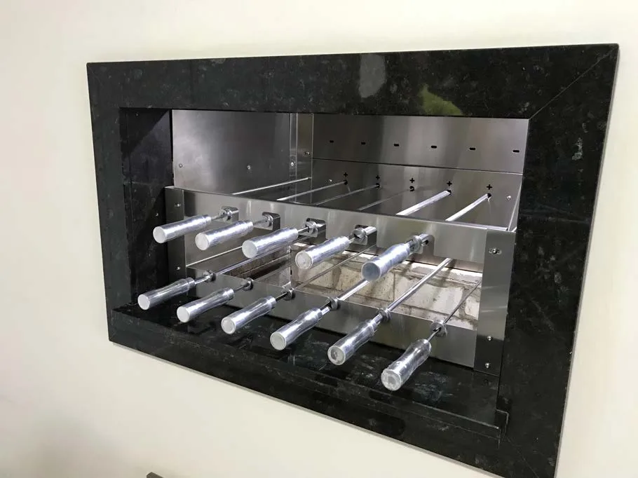 DuraGrill embutida em moldura de granito preto