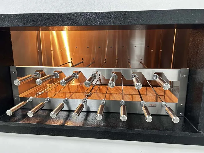 DuraGrill com fundo de tijolo e espetos em duas alturas