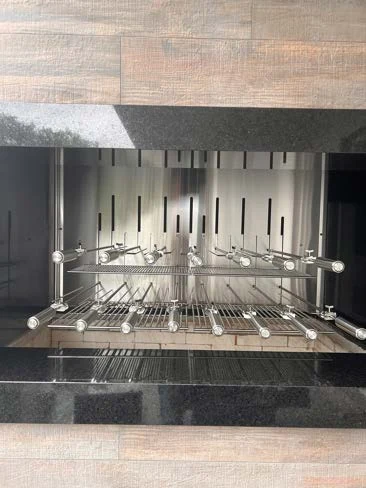 Elevatto com duas fileiras de espetos e grelha