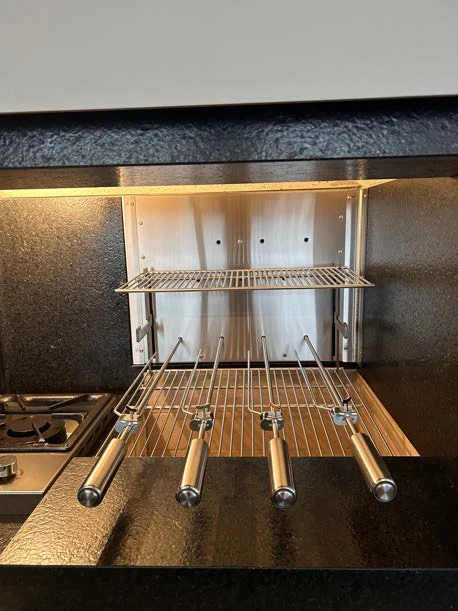 Grelha de elevação automática Bento em Inox 304, com espetos rotativos no mesmo espaço