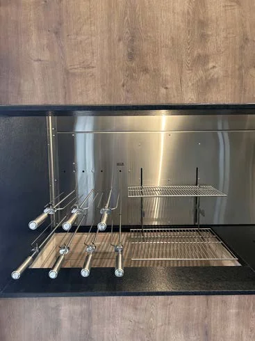 Grelha automática Bento instalada com espetos