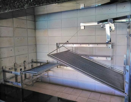 Grelha inclinada com levante em churrasqueira de concreto