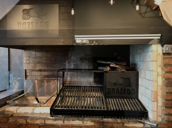 Parrilla com lenha e coifa em restaurante