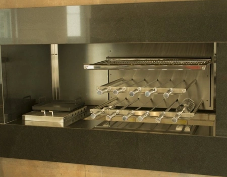 Churrasqueira rotativa com grelha e cooktop, em granito preto