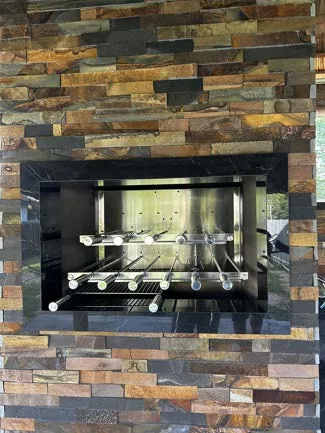 SmartGrill em churrasqueira revestida de pedra ferro
