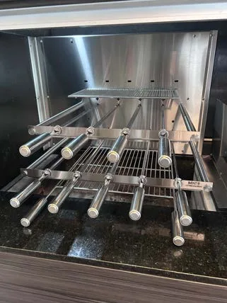 Espetos da SmartGrill vistos de perto, com grelha ao fundo