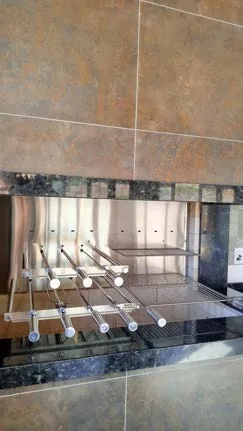 SmartGrill em área gourmet com porcelanato