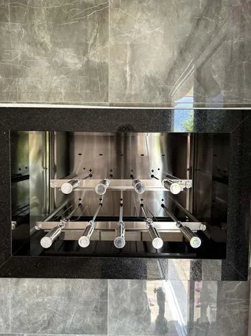 SmartGrill com duas fileiras de espetos, embutida em granito preto